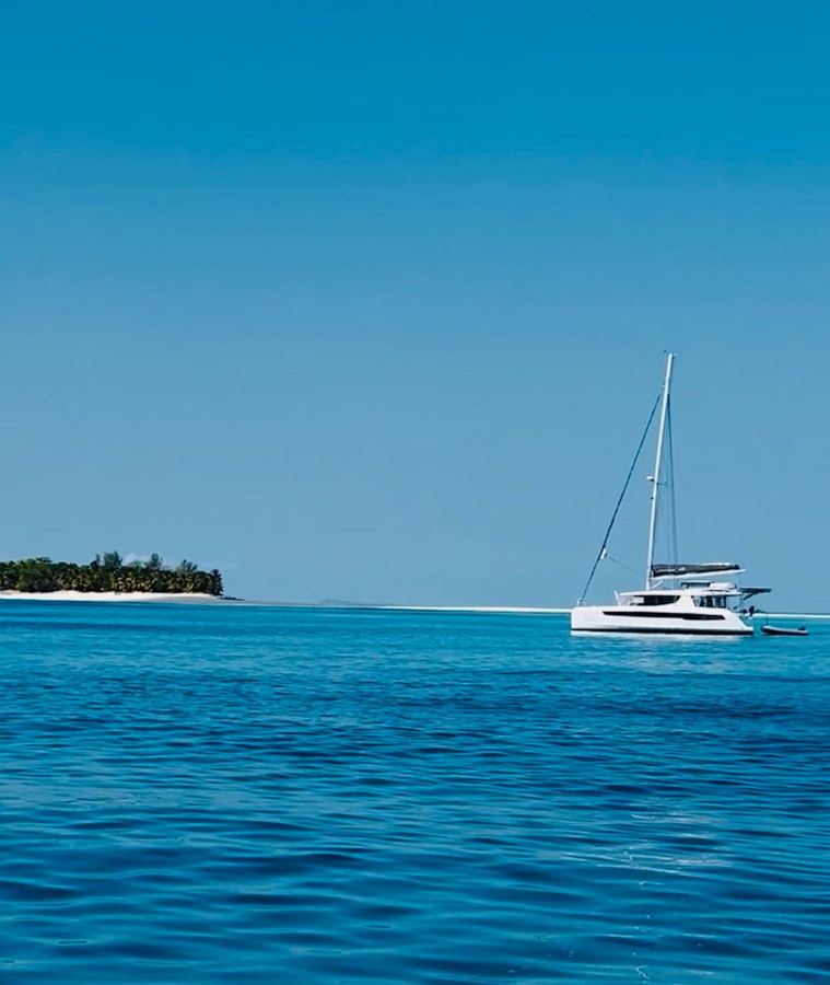 Catamaran au mouillage près d'une île à Nosy Be